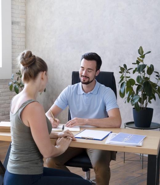 medium-shot-doctor-talking-woman